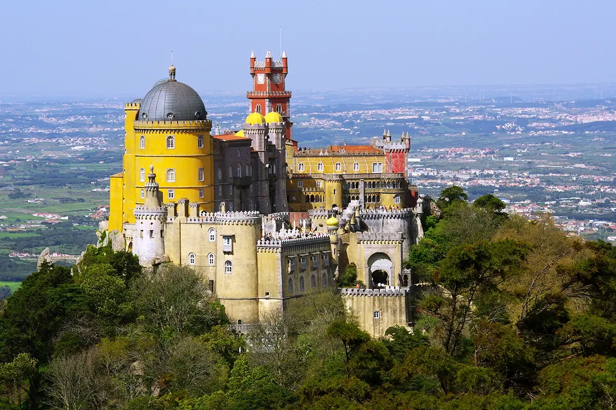Il Palazzo si trova a meno di un&rsquo;ora in auto da Lisbona Pal&aacute;cio Nacional da Pena, il castello pi&ugrave; fiabesco del Portogallo