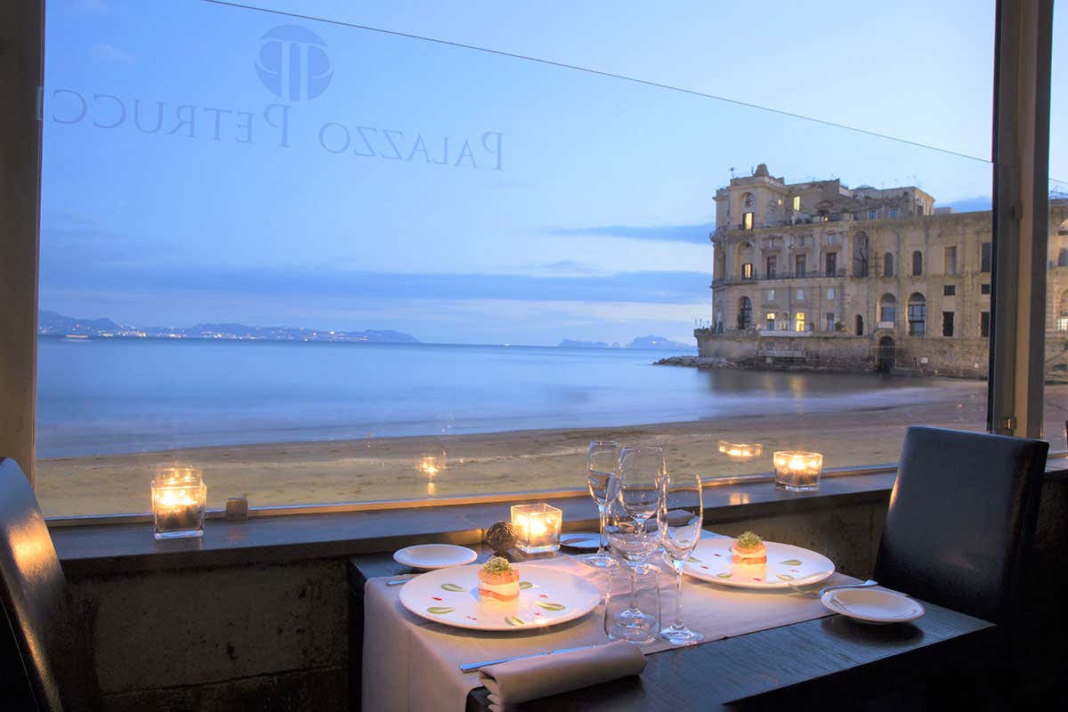Palazzo Petrucci. Foto: Roberto Pierucci Cena cullati dalle onde? Ecco sei tavole incredibili