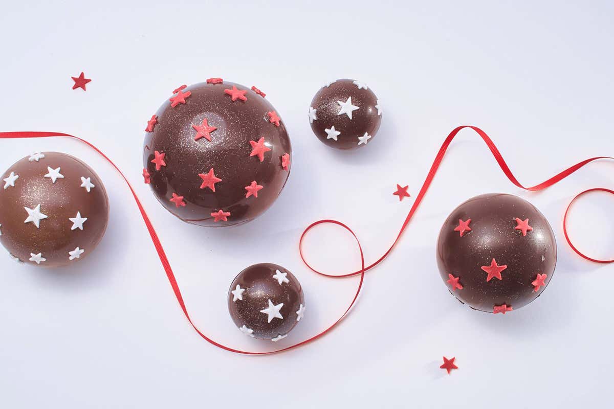 Le palle di cioccolato da appendere all'albero o da mettere in tavola come decorazione con all'interno una sorpresa Il Natale dolce di Simona Solbiati Le palle di cioccolato da appendere all'albero o da mettere in tavola come decorazione con all'interno una sorpresa Il Natale dolce di Simona Solbiati