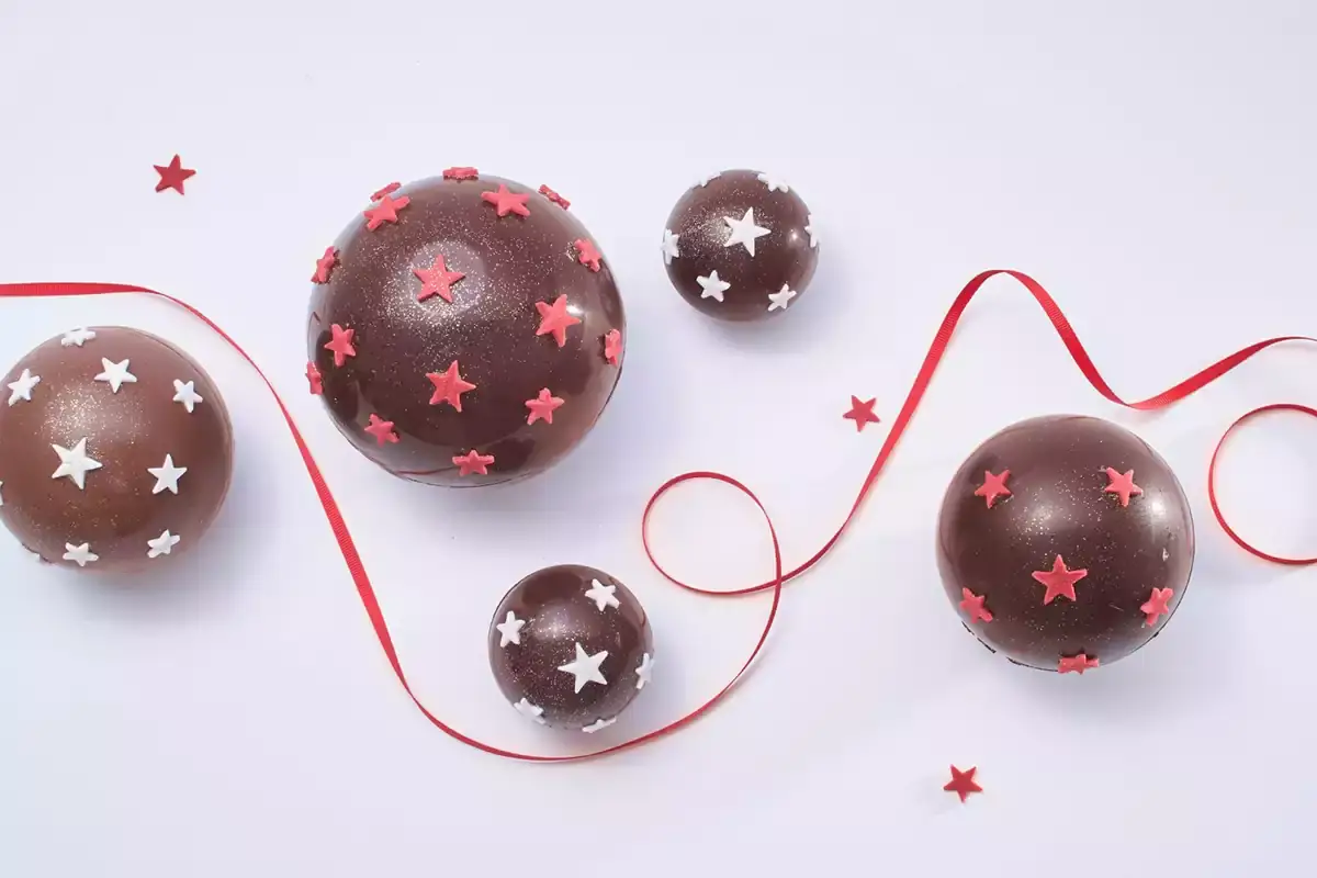 Le palle di cioccolato da appendere all'albero o da mettere in tavola come decorazione con all'interno una sorpresa Il Natale dolce di Simona Solbiati
