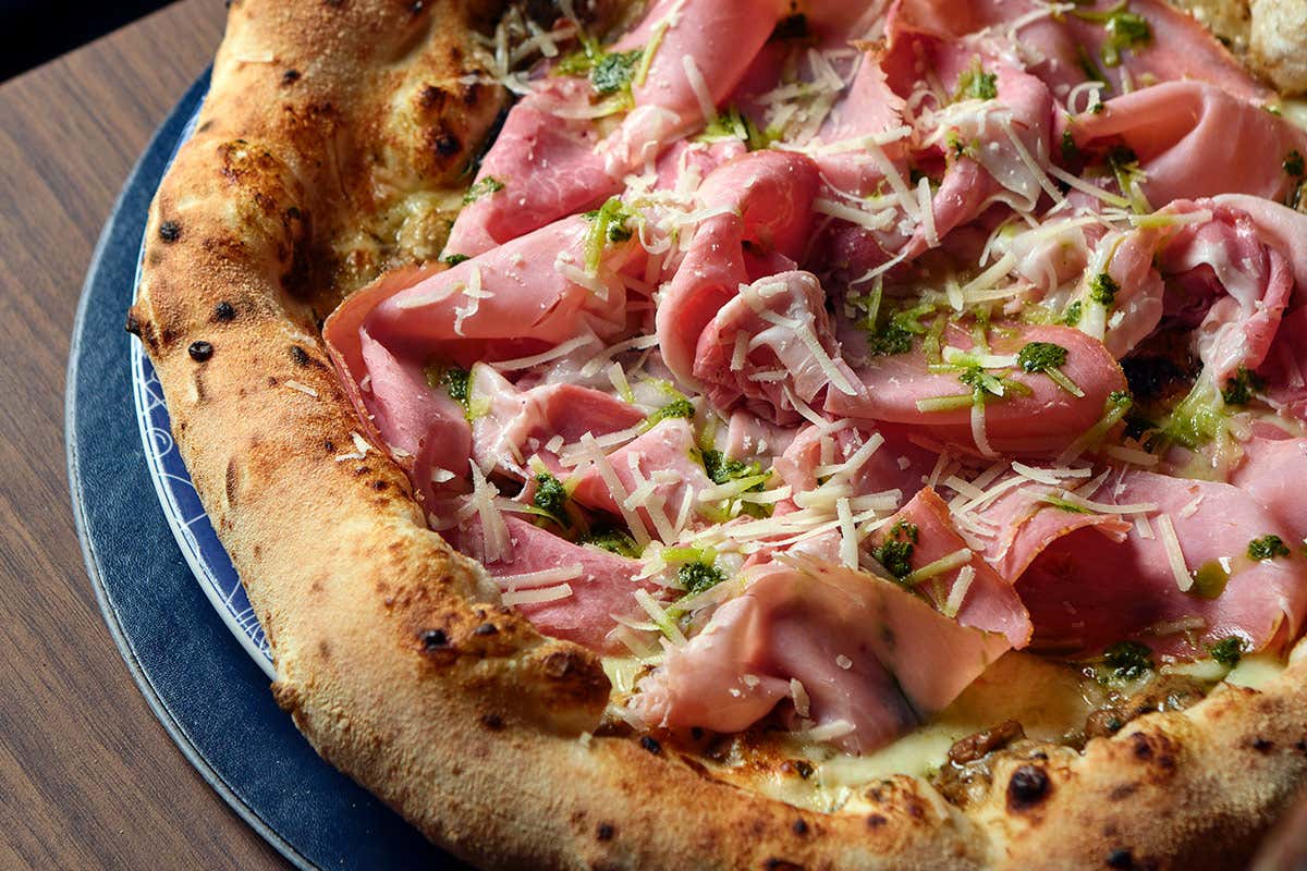 Pizza gourmet "Cotto arrosto, porcini, Parmigiano Reggiano e pesto di basilico"