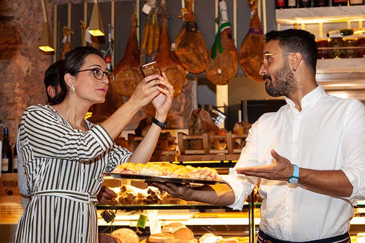 La mortadella &egrave; la grande protagonista del menu (Pamoch&atilde;, primo locale etneo con 200 etichette di Champagne)