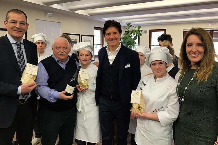 Innocente Nardi, Alberto Raffaelli, Giancarlo Moretti Polegato e Elena Donazzan con gli allievi  (Pan da vin e Prosecco Superiore Una storia di successo e inventiva)