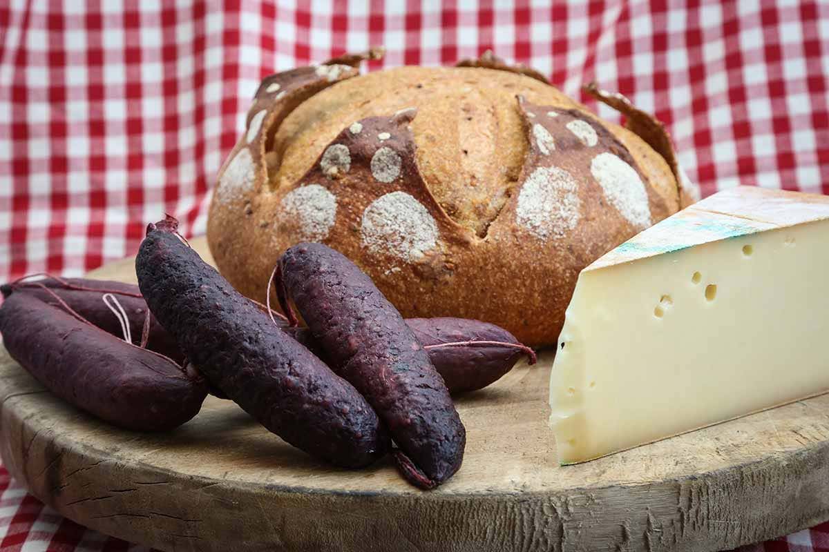 Pane boudin e Fontina. Archivio Regionale Autonoma VdA Tutto pronto per la lunga estate della Valle d&rsquo;Aosta