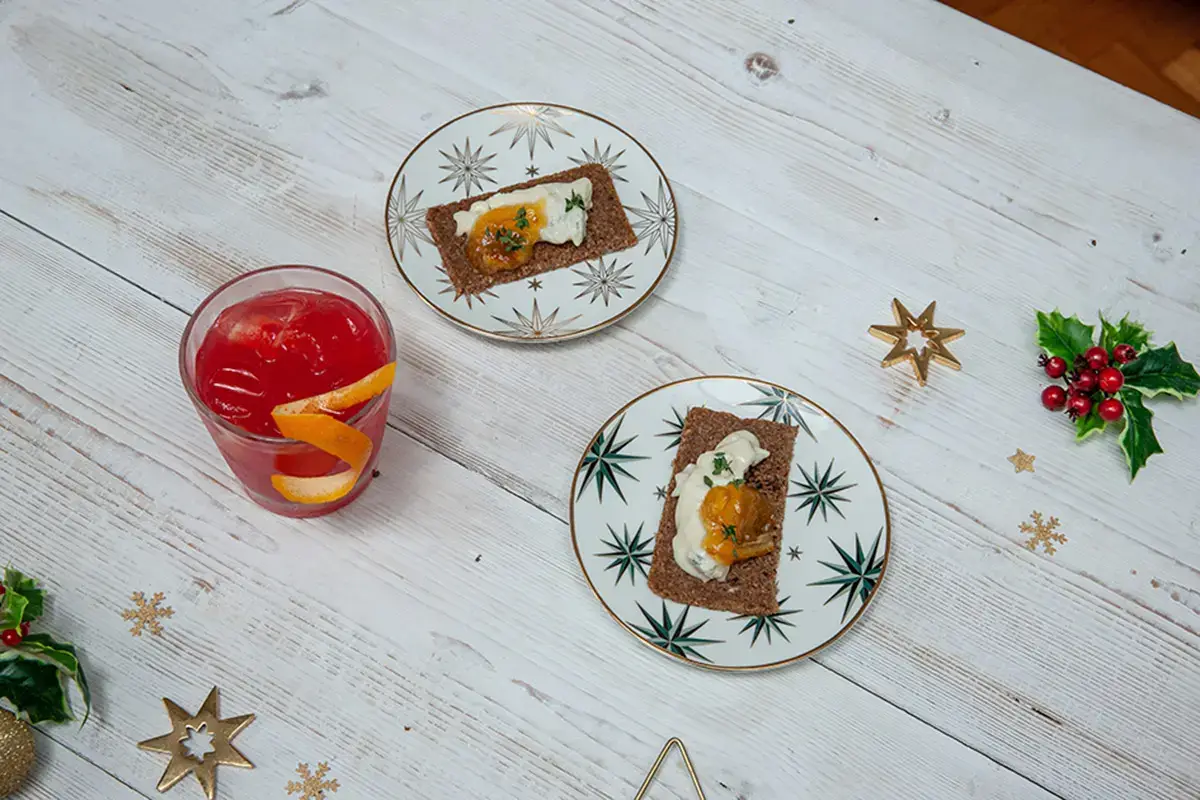 Pane di segale, Gorgonzola Dop, marmellata di arance e timo con cocktail analcolico in abbinamento Pane di segale, Gorgonzola Dop, marmellata di arance e timo