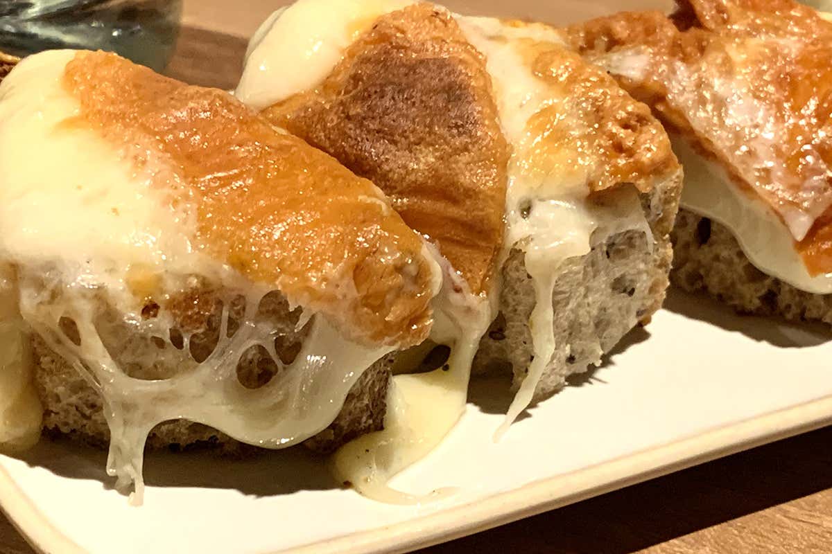 Pane alla brace con Provolone fondente Campagna triennale per il Provolone Valpadana Dop Pane alla brace con Provolone fondente Campagna triennale per il Provolone Valpadana Dop