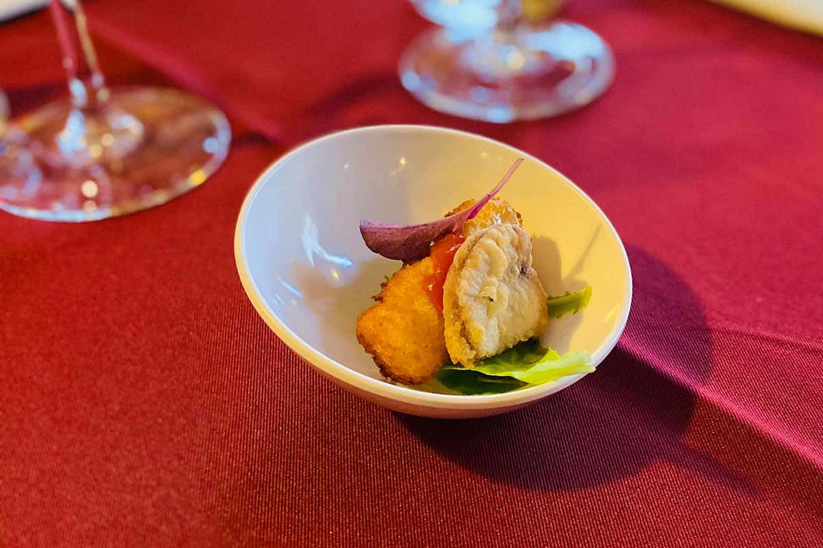 Pane indorau, lattume di tonno locale susine fermentate e garum di pesce La Saletta, trattoria contemporanea ad Alghero