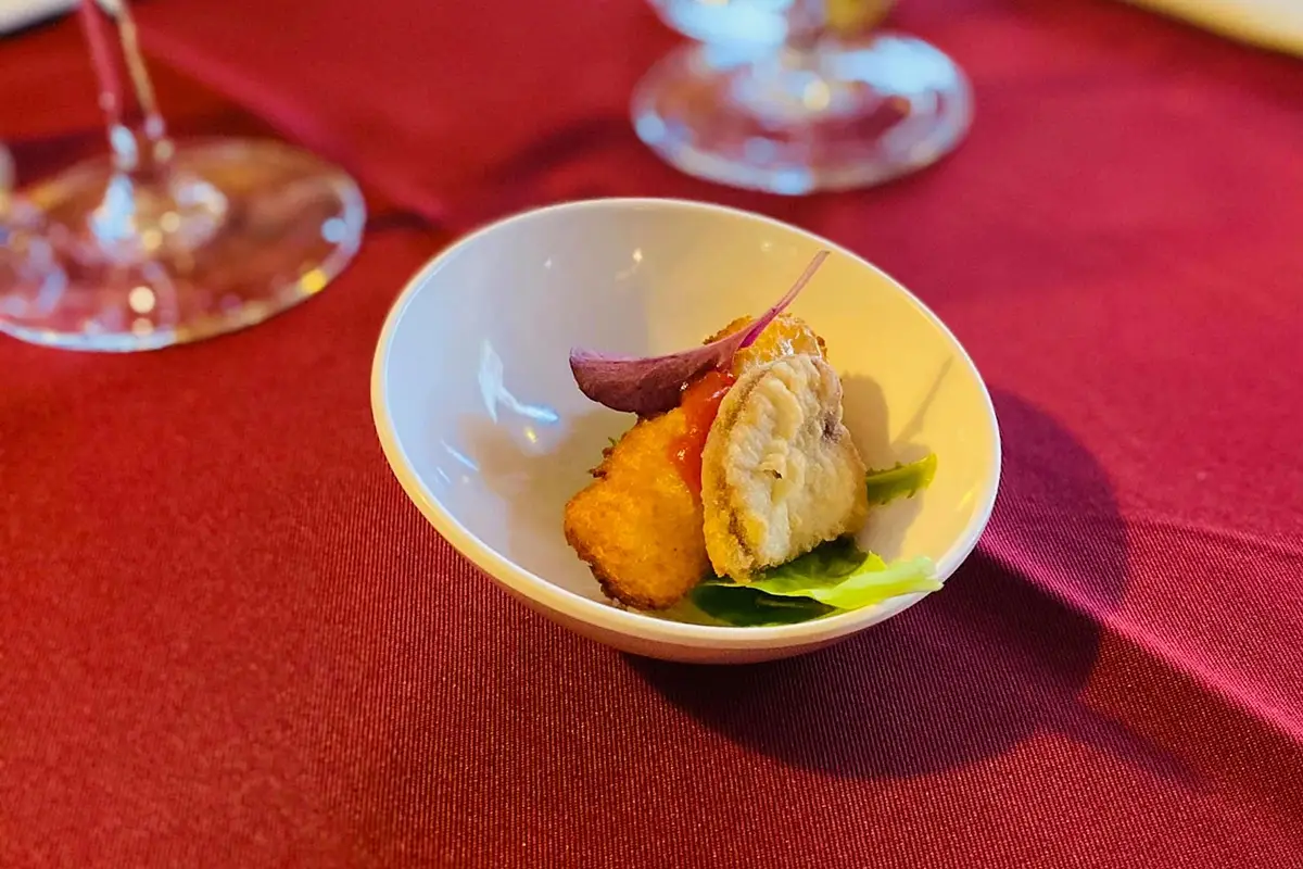 Pane indorau, lattume di tonno locale susine fermentate e garum di pesce La Saletta, trattoria contemporanea ad Alghero