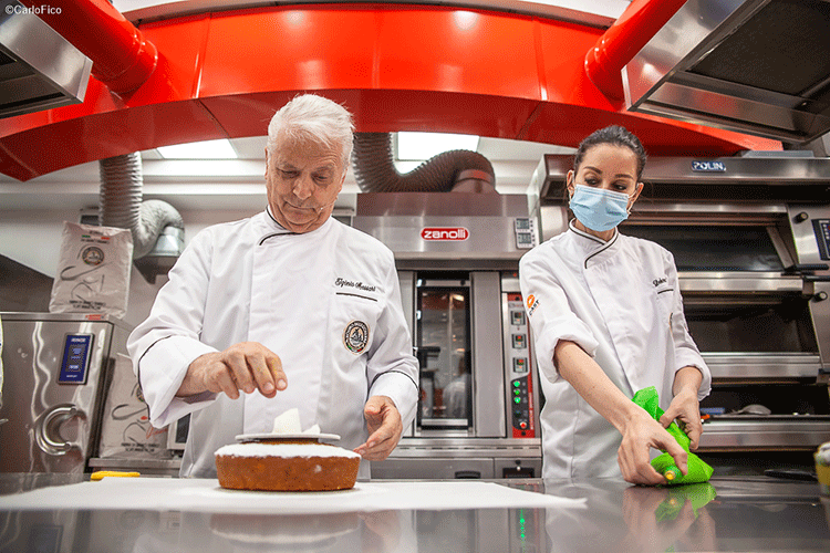 Iginio e Debora Massari. Foto Carlo Fico - Panettone e torta abbraccioSvelati i segreti di Iginio Massari