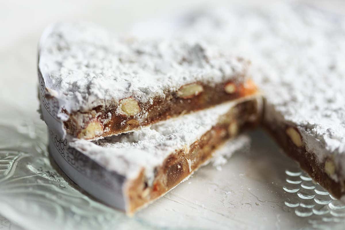 Panforte toscano A Capodanno in tavola i dolci della tradizione: 1 italiano su 4 sceglie quelli regionali