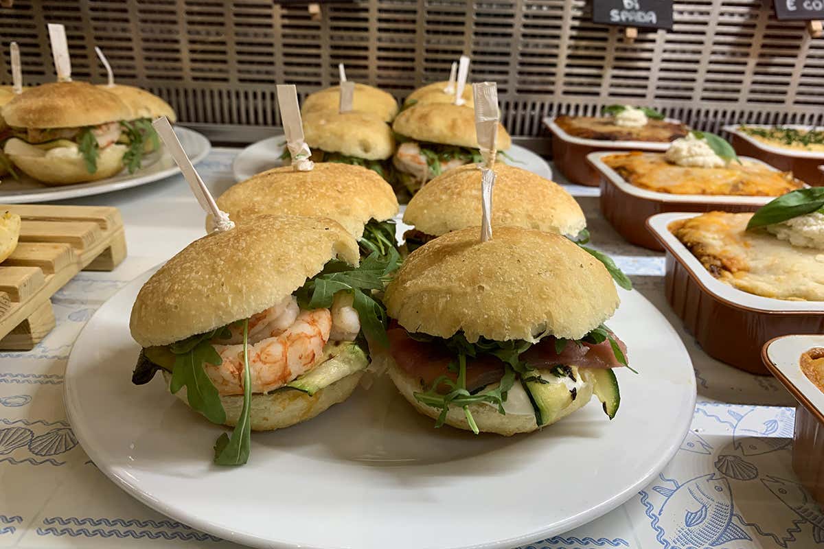 Gli invitanti panini di pesce Pescaria, il fast food di mare funziona