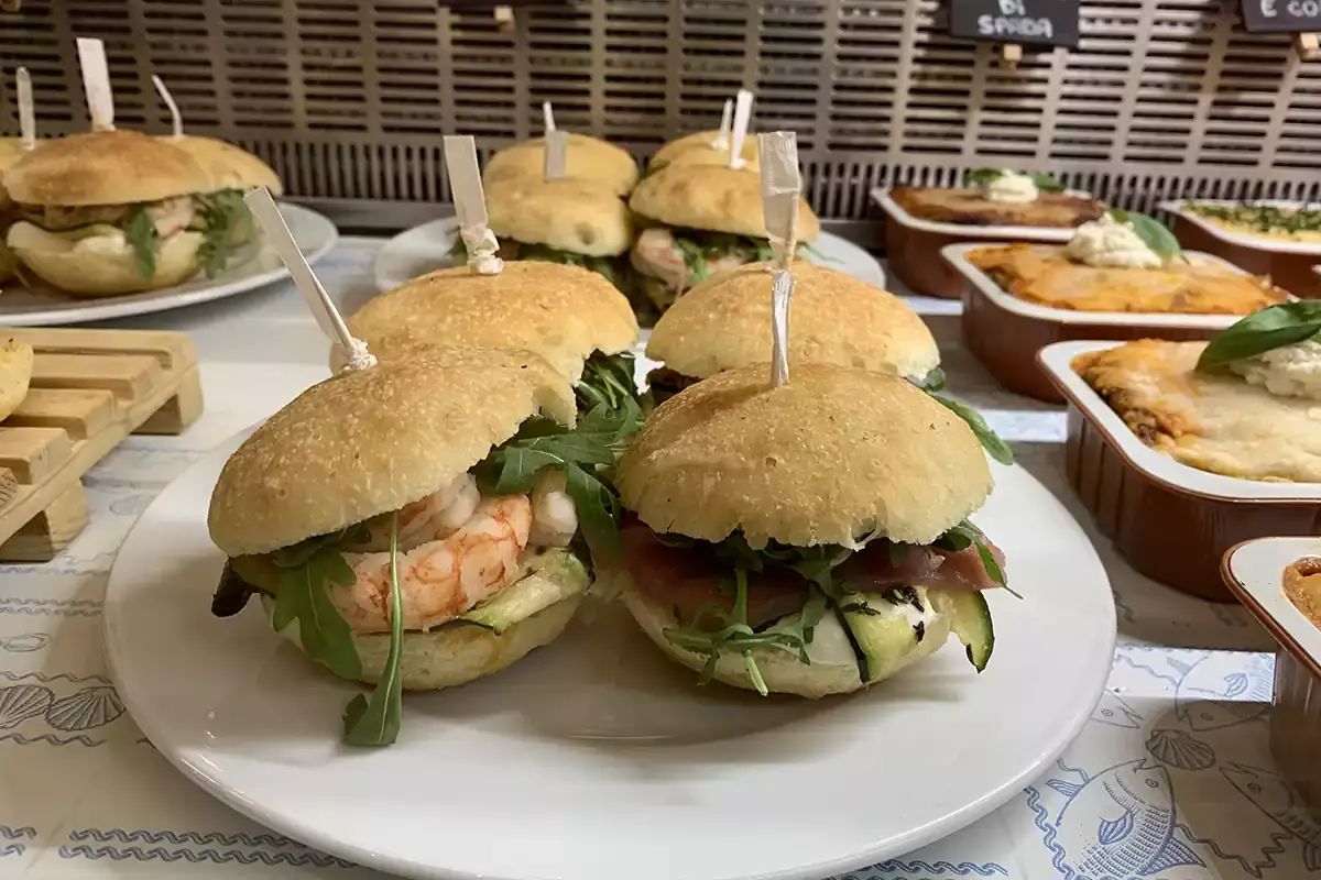 Gli invitanti panini di pesce Pescaria, il fast food di mare funziona