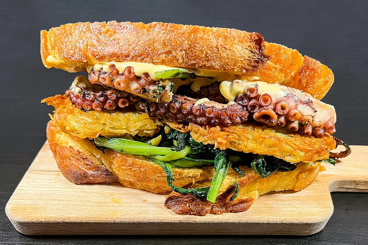 Panino gourmet con rivisitazione di polpo alla gallega Panino gourmet con polpo alla gallega