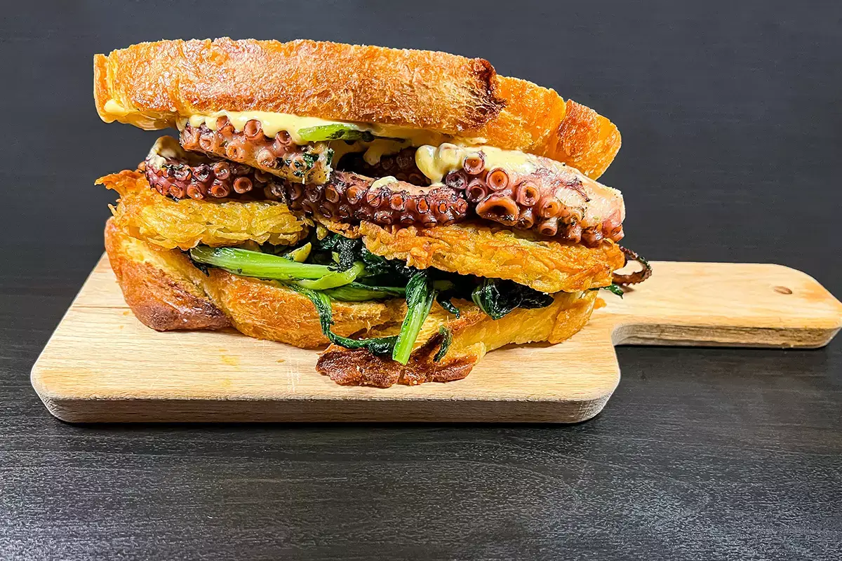 Panino gourmet con rivisitazione di polpo alla gallega 