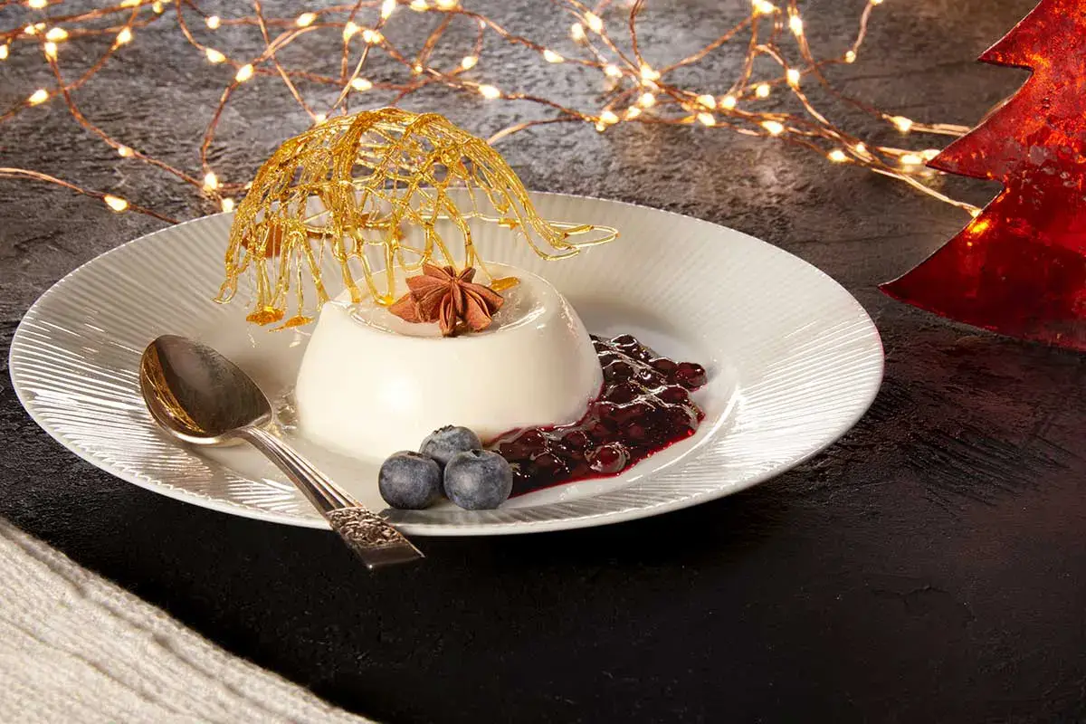 Panna cotta all&rsquo;anice stellato e mirtilli Con Dolce Men&ugrave;, dessert di alta pasticceria in pochi passaggi