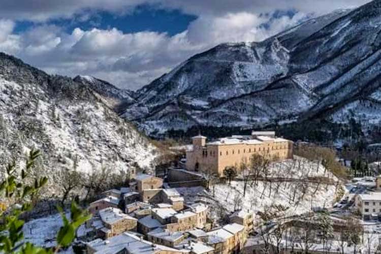 Il borgo di Piobbico, ultima tappa del Grand Tour delle Marche Il Grand Tour delle Marche arriva a Piobbico per il presepe vivente