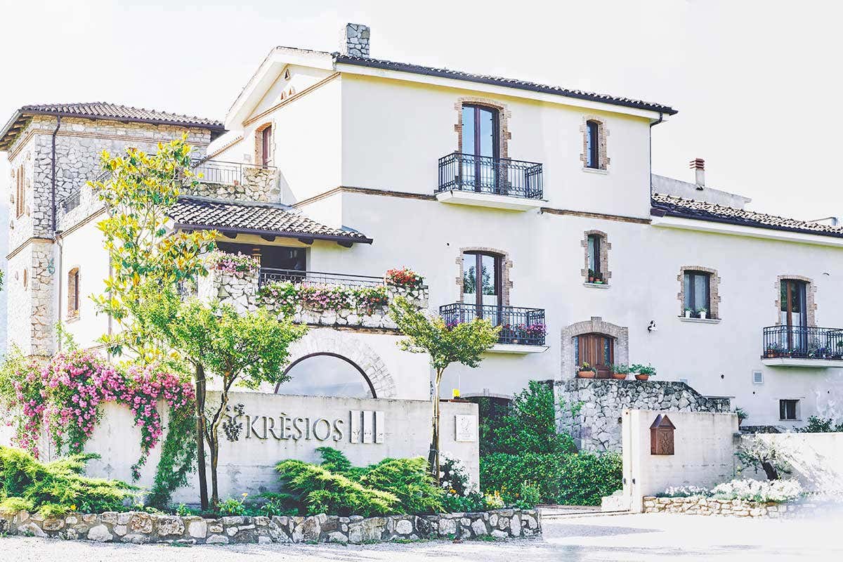 Panoramica esterna del ristorante Krèsios (Credits: Marco Veroli) Krèsios, l'idea vincente del menu degustazione unico (e al buio) vale la seconda stella