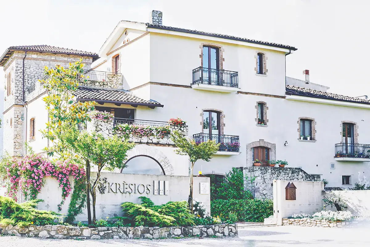 Panoramica esterna del ristorante Krèsios (Credits: Marco Veroli) Krèsios, l'idea vincente del menu degustazione unico (e al buio) vale la seconda stella