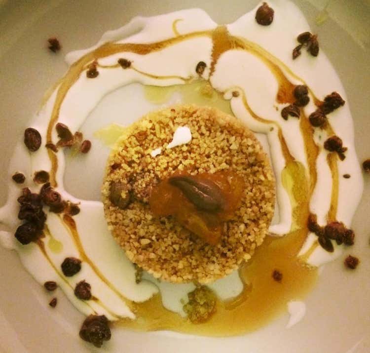 Cous cous di kamut bio, incoccato con olio di cucunci e condito con elisir di zibibbo, capperi, confettura di fichi e ricotta pantesca aromatizzata all&rsquo;arancia