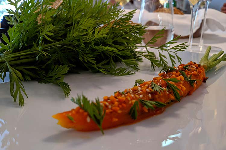 Carota al maracuya, spezie citriche e fiori di carota, farcia di Farinello, erbette, quinoa, uvetta e pinoli tostati, cracker al cumino (Paolo Griffa al Petit Royal francesizza la Val d'Aosta)