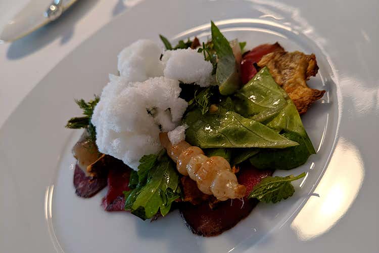 Messata di cervo marinata nel caffè e miso, chips di topinambur, insalate ed erbe spontanee, neve di acqua al pomodoro (Paolo Griffa al Petit Royal francesizza la Val d'Aosta)