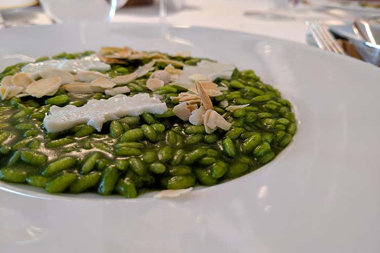 Risotto all'aglio orsino, ricotta di capra della Val Veny e mandorle tostate (Paolo Griffa al Petit Royal francesizza la Val d'Aosta)