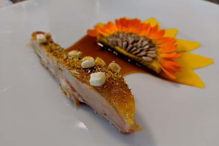 Faraona al fieno, fiori di tarassaco, mais e pop corn d'amaranto, girasole di royal di mais grigliato, petali di patate e zafferano, fiori di calendula e semi di girasole, fondo di faraona (Paolo Griffa al Petit Royal francesizza la Val d'Aosta)