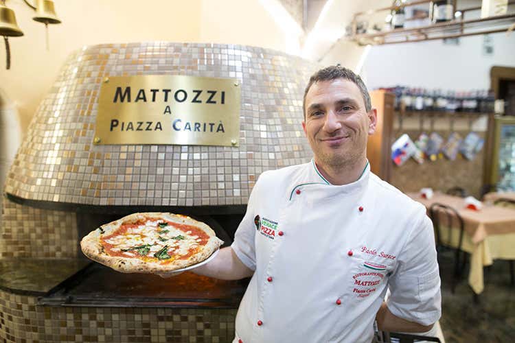 Cottura in forno a legna per una pizza a regola d&rsquo;arte