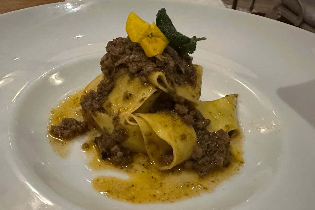 Pappardelle alla lepre come da tradizione Sempre più charme a Il Falconiere: la nuova sala valorizza l’alta cucina di Silvia Baracchi