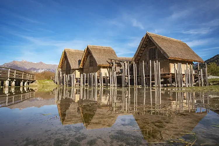 Il Parco Archeo Natura di Fiav&egrave; &egrave; creato per vivere un&rsquo;esperienza tra archeologia, storia e natura. Foto Tommaso Prugnola, team Videonaria, Archivio Soprintendenza Beni Culturali Viaggio&hellip; nel tempo in Trentino Nelle palafitte di 3500 anni fa