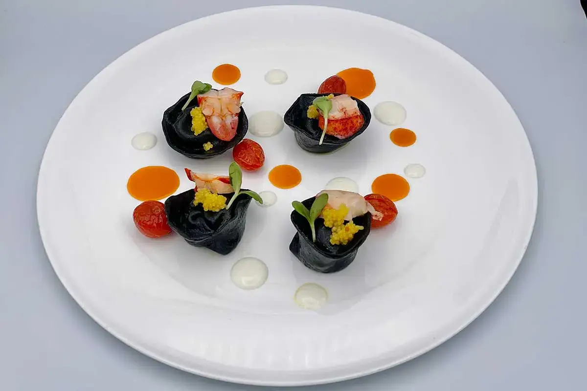 Tortello nero di burrata con astice, caviale e pomodori confit dello chef Francesco Bonanni Benessere, cucina gourmet e tanti servizi: il Parco dei Principi meta al top