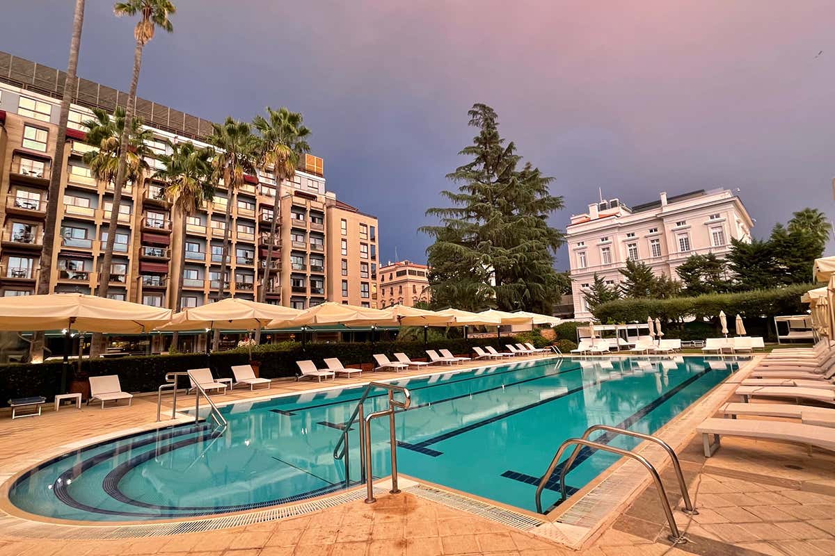 La piscina La natura in città: succede al Parco dei Principi Grand Hotel