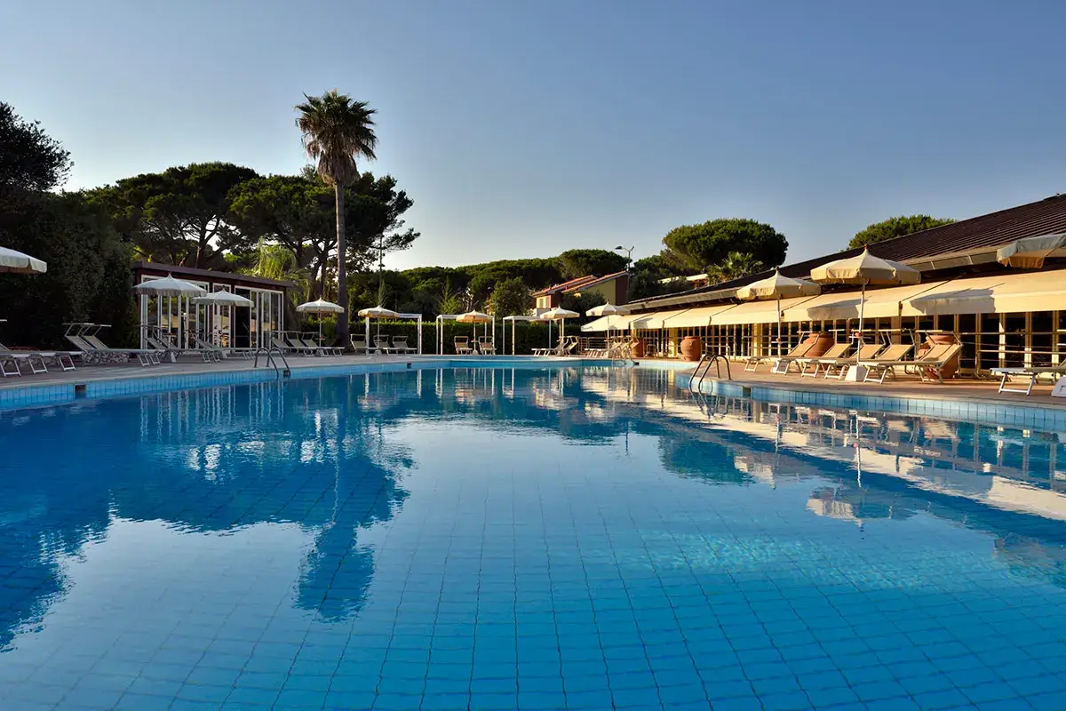 Piscina esterna Park Hotel Marinetta, relax e divertimento per grandi e piccini