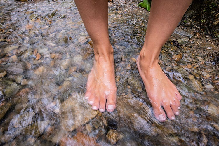 Il percorso da fare a piedi nudi aiuta il recupero dell'intensità muscolare. Foto: Tommaso Prugnola Vacanze in Val di Sole?  Sì ma a contatto con l’acqua