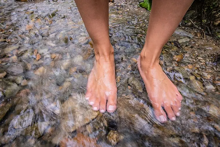 Il percorso da fare a piedi nudi aiuta il recupero dell'intensit&agrave; muscolare. Foto: Tommaso Prugnola Vacanze in Val di Sole?&nbsp; S&igrave; ma a contatto con l&rsquo;acqua