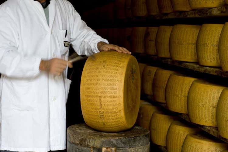 (Parmigiano Reggiano Dop, export al 38% Consumi per 2,2 miliardi di euro) (Parmigiano Reggiano Dop, export al 38% Consumi per 2,2 miliardi di euro)