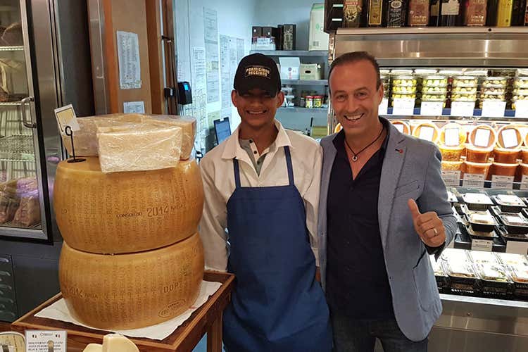 A destra, Nicola Bertinelli - Parmigiano Reggiano all'attacco negli Usa Investimenti e lotta alle contraffazioni A destra, Nicola Bertinelli - Parmigiano Reggiano all'attacco negli Usa Investimenti e lotta alle contraffazioni