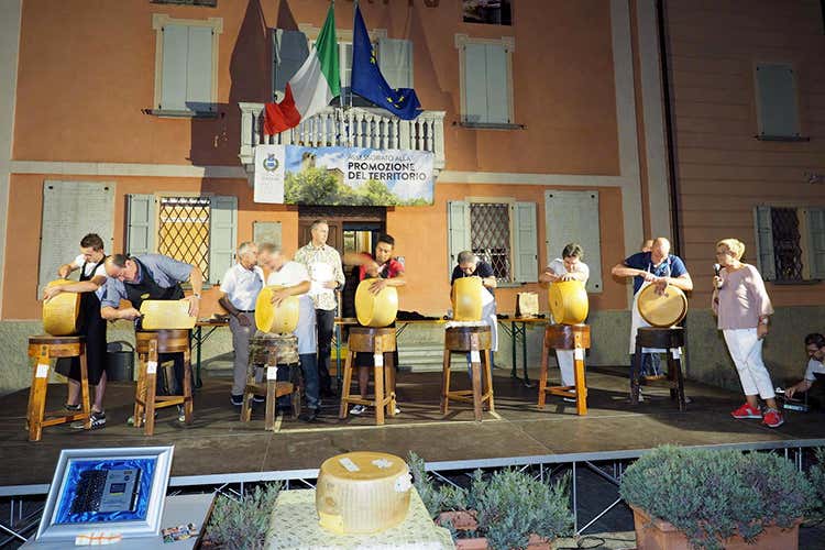 La Gara del taglio delle forme in una delle passate edizioni (Parmigiano Reggiano di Montagna Il re della 53ª Fiera di Casina)