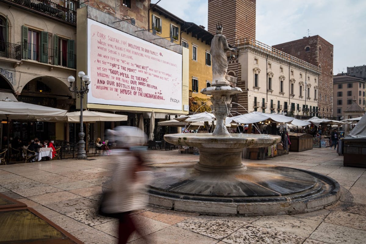 L’affissione del Manifesto in Piazza delle Erbe a Verona Creatività e arte sposano i vini Pasqua