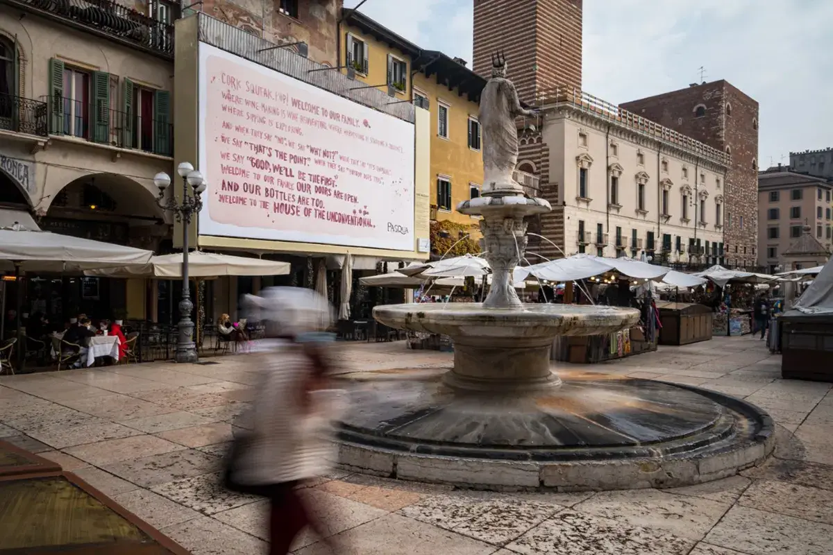 L&rsquo;affissione del Manifesto in Piazza delle Erbe a Verona Creativit&agrave; e arte sposano i vini Pasqua