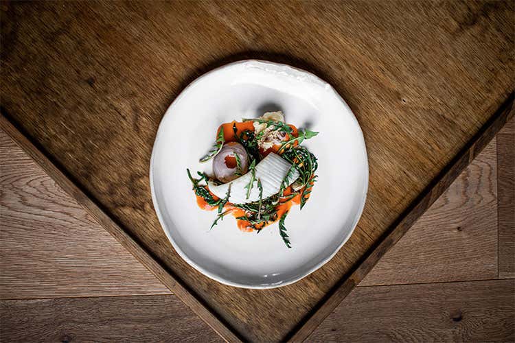 Le materie prime sono quelle dei contadini, con cui continua un rapporto di collaborazione anche in questo periodo difficile - Laera, allievo di Cannavacciuolo: Le sue pacche sono segni d'affetto