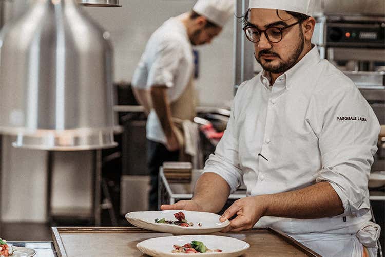 Pasquale Laera - Laera, allievo di Cannavacciuolo: Le sue pacche sono segni d'affetto Pasquale Laera - Laera, allievo di Cannavacciuolo: Le sue pacche sono segni d'affetto