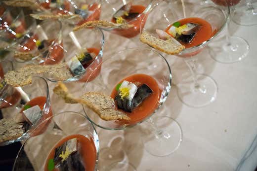 Passatina di pomodoro con ricotta e sgombri