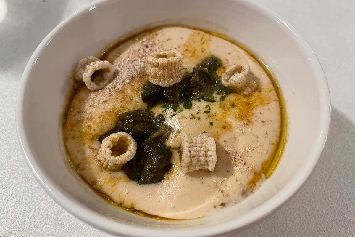 Pasta e fagioli alla Trentina (lumache, crema di fagioli di Lamon, pasta soffiata Felicetti, uovo di quaglia poché, fondo di vitello, polvere di fagioli) Scoprire l’alta cucina attraverso la verdura grazie a Peter Brunel