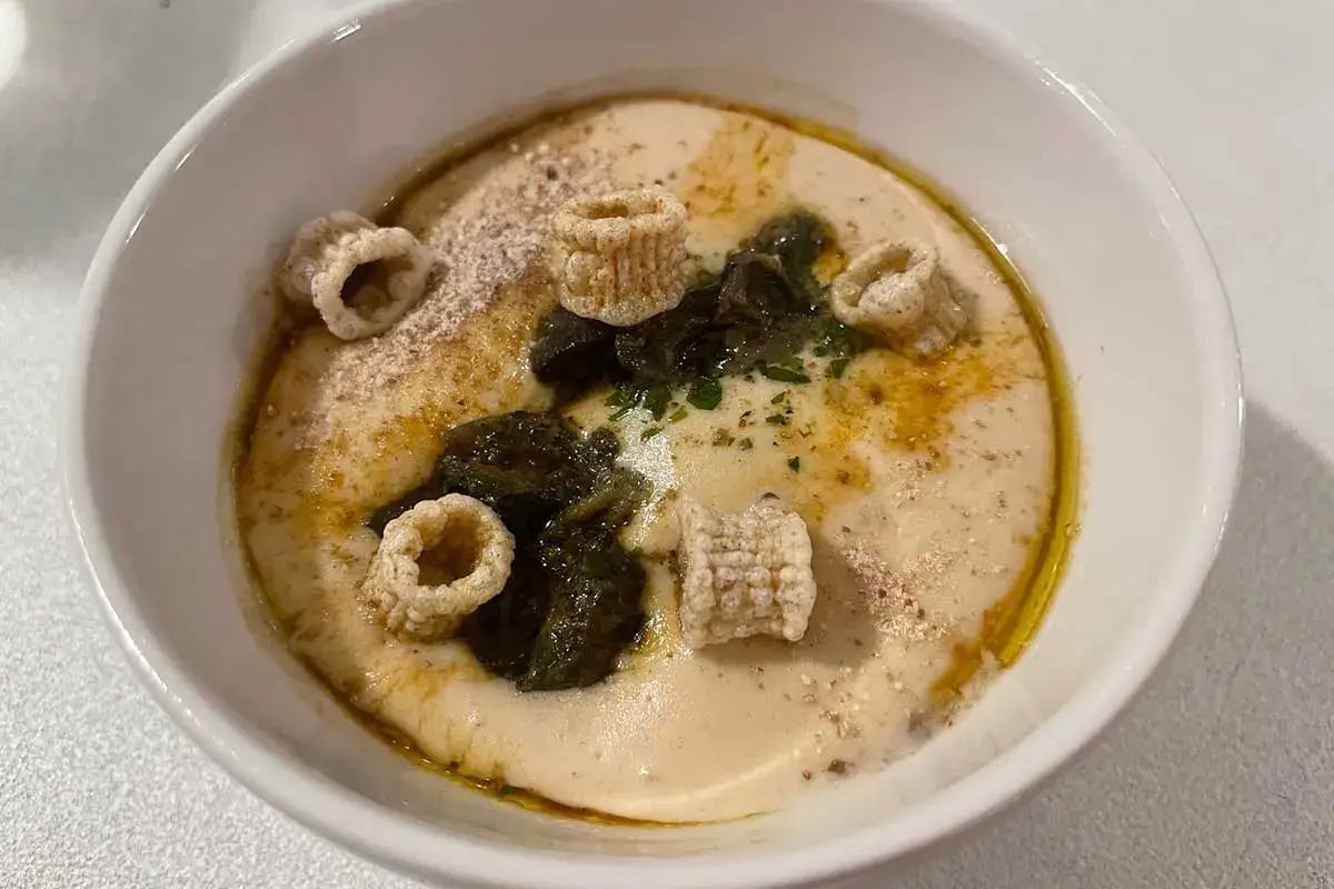 Pasta e fagioli alla Trentina (lumache, crema di fagioli di Lamon, pasta soffiata Felicetti, uovo di quaglia poché, fondo di vitello, polvere di fagioli) Scoprire l’alta cucina attraverso la verdura grazie a Peter Brunel