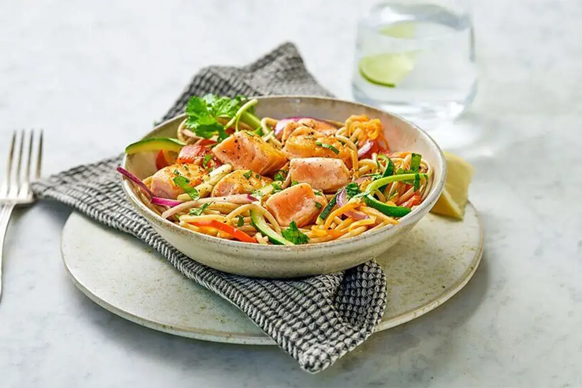 Pasta integrale con salmone norvegese e verdure Pasta integrale con salmone norvegese e verdure