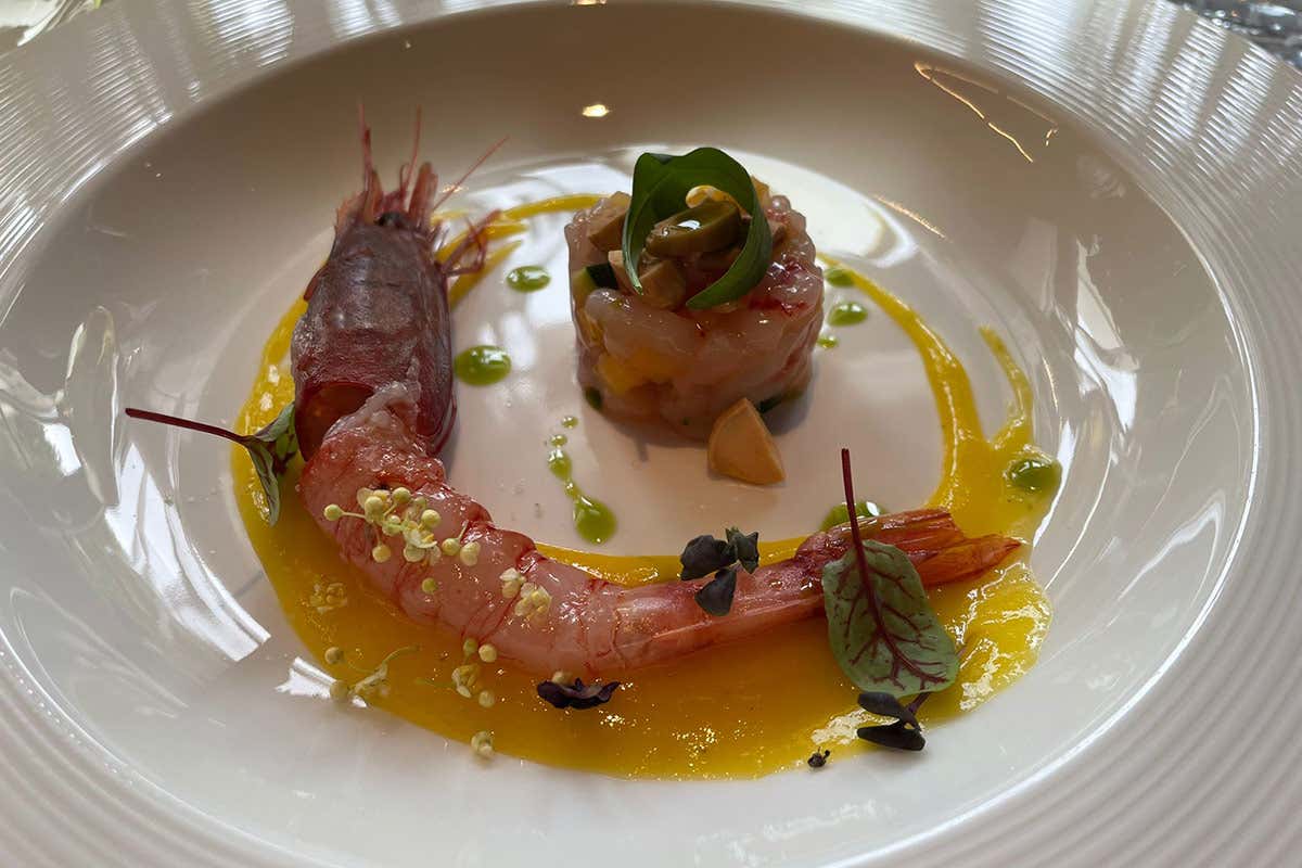 Acciaroli con salsa e lime con mandorle tostate alla paprica, rucola e infusione di fiore di sambuco Pastabar Leonessa, emblema di All Day Long