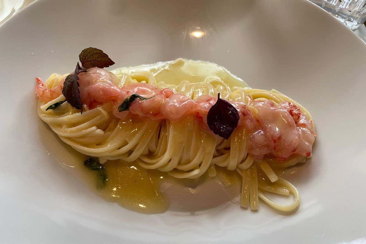 Linguine mantecate al limone con gamberi rossi crudi e basilico Pastabar Leonessa, emblema di All Day Long