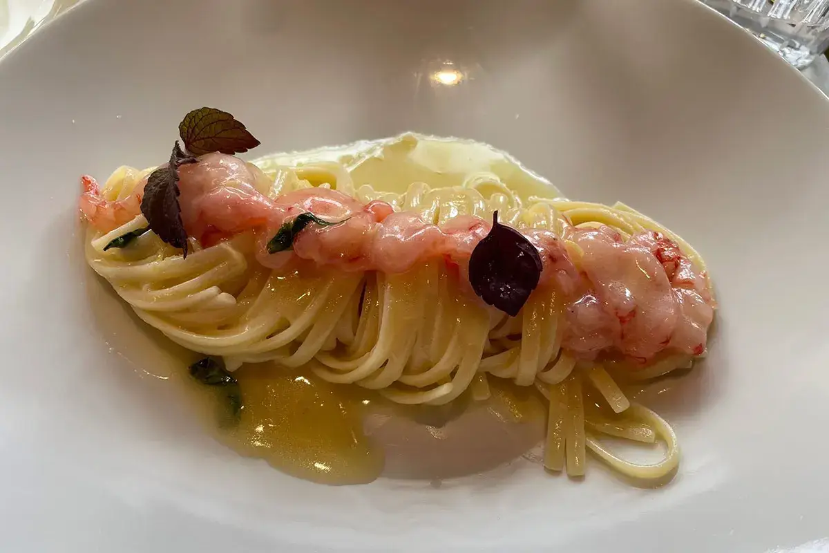 Linguine mantecate al limone con gamberi rossi crudi e basilico Pastabar Leonessa, emblema di All Day Long