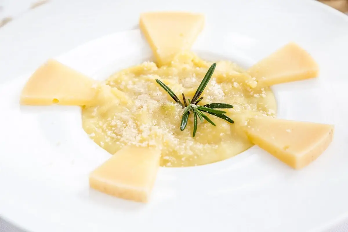 Pasta e patate con provolone del monaco Lo Stuzzichino, osteria napoletana che sa di casa
